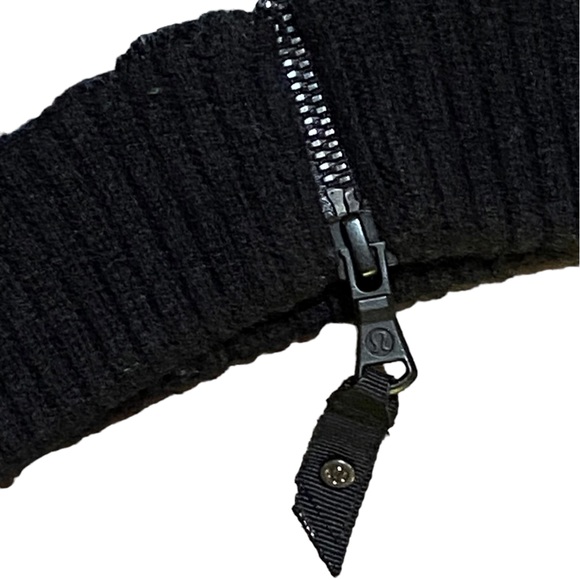 LULULEMON Falling Freely Merino Wool
Knitted Neck Warmer Zip Up Scarf - Picture 2 of 9